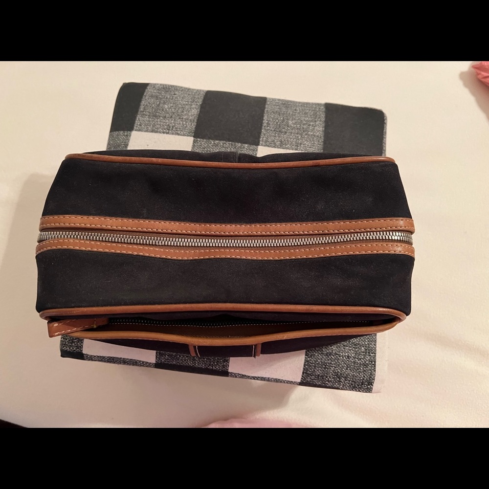 Coach Mens travel bad small zipper pocket inside & outside longer pocket
